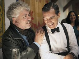 Almodóvar (i), junto al actor Antonio Banderas (d), en un momento de descanso durante el rodaje de ‘La piel que habito’. EFE  /