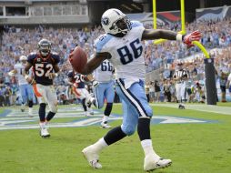 Daniel Graham (86) hace una movida espectacular para concretar el touch down que hizo de este juego el triunfo de los Titanes. AP  /