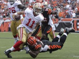 Alex Smith , de los 49ers(11), pelea para robar un pase al Bengalíe Geno Atkins (97). REUTERS  /
