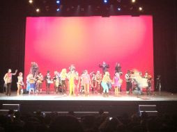 Gritando fuertemente: OPA!, los protagonistas se involucraron con su público. E. VARGAS.  /