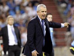 El entrenador del Real Zaragoza, Javier Aguirre, da instrucciones a sus futbolistas frente al Málaga CF. EFE  /