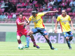 El delantero escarlata Isaac Brizuela disputa la pelota con el defensor de Morelia Joel Huiqui. EFE  /