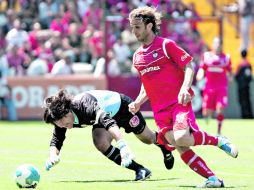 El atacante uruguayo Iván Alonso elude al portero del Morelia, Federico Vilar marcó el primer gol del Toluca. NTX  /