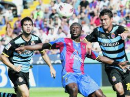 El delantero marfileño del Levante, Arouna Koné (centro), intenta controlar el balón, ante la presión de los defensas del Espanyol. NTX  /
