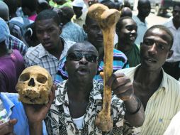 Seguidores del ex dictador se manifiestan con huesos y cráneos humanos asegurando que pertenecen a sus familiares. AP  /