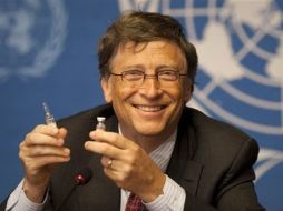 El presidente y cofundador de Microsoft, Bill Gates recibió hoy un premio de la Universidad Johns Hopkins. AP  /
