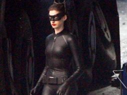 El traje que luce Hathaway es futurista y muy sofisticado para esta nueva cinta de ''Batman''. ESPECIAL JUSTJARED  /