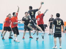 Uno de los partidos del cuadrangular celebrado la semana pasada, en el Gimnasio San Rafael. A. HINOJOSA  /