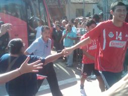 Aproximadamente dos mil personas recibieron entre aplausos y porras al equipo tapatío pasadas las 10 de la mañana. A. RAMÍREZ  /