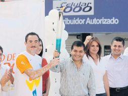 Marco Antonio Rubio sostiene la Antorcha, durante recorrido. MEXSPORT  /