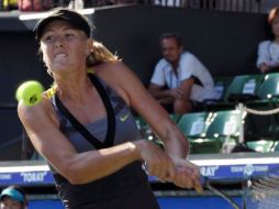 La tenista Maria Sharapova devuelve la bola a la alemana Julia Görges. EFE  /