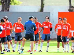 El entrenador José Luis Real dialoga con los miembros del plantel rojiblanco en el entrenamiento de ayer en Verde Valle. MEXSPORT  /