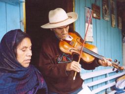 El Tata Juan Victoriano dijo antes de morir que la única persona que podría interpretar sus cantos sería su esposa. ESPECIAL  /