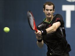 El tenista británico Andy Murray devuelve una bola a su rival, el alemán Michael Berrer. EFE  /