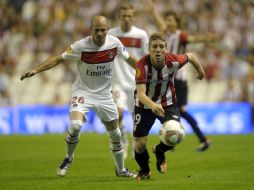 Christophe Jallet (I) pelea por el balón con Iker Muniain. REUTERS  /