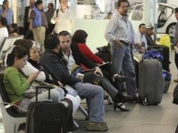 Pasajeros esperan abordar sus vuelos en el Aeropuerto Internacional de Ciudad de México, tras el apagón. EFE  /
