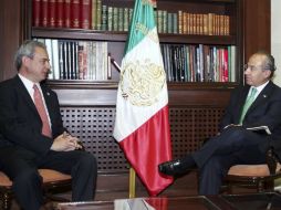 El presidente de México, Felipe Calderón y el relator especial de la C IDH, Rodrigo Escobar Gil, durante la reunión en Los Pinos. EFE  /