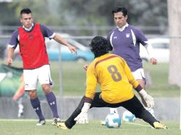 Eduardo Lillingston (izq.) dispara ante la salida del arquero Christian Martínez (8). MEXSPORT  /