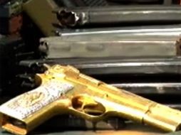 La solucitud comprende desde diciembre de 2006 a marzo de 2011, en la imagen, una pistola de oro incautada al narco. ARCHIVO  /