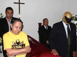 Familiares y amigos allegados estuvieron en el funeral de Gaspar Henaine “Capulina”. EL UNIVERSAL  /