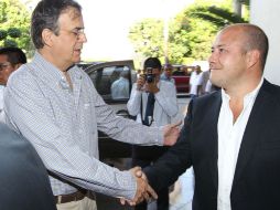 Marcelo Ebrard (izquierda) saluda al alcalde de Tlajomulco, Enrique Alfaro.  /