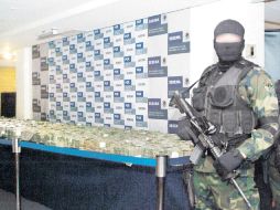 Efectivos del Ejército Mexicano resguardan dinero decomisado aun grupo del narcotráfico. EL UNIVERSAL  /