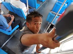 El servicio del transporte público excluye a las personas con baja estatura.  /