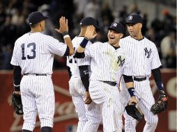 Alex Rodriguez (i), Robinson Cano (2i), Nick Swisher (3i) y Derek Jeter (d) celebran tras ganar el partido. EFE  /