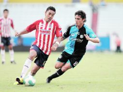 Marco Fabián (izq.) falló un penal en el duelo frente a Gallos.  /