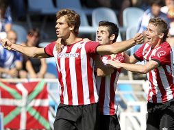 Los jugadores del Athletic celebran el gol que les dio el triunfo. EFE  /