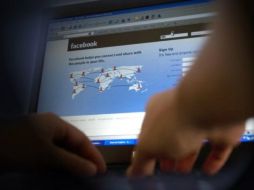 Utilizar las redes sociales como Facebook son parte de las actividades diarias de muchas personas. AP  /
