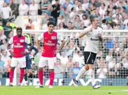 Rafa van der Vaart (de blanco) celebra su gol con el Tottenham ante la frustración de la defensa del alicaído Arsenal. AFP  /