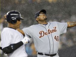 José Valverde, cerrador de Detroit, celebra bajo una pertinaz lluvia después de lograr el último out que les dio el triunfo. REUTERS  /