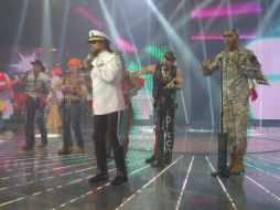 'In the Navy' fue una de las canciones que transportó el escenario de ''La Academia'' a los 70 con Village People. TWITTER @algavito  /
