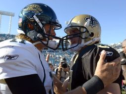 Drew Brees de Santos (der) y Blaine Gabbert de Jaguares al final del partido entre los equipos. AP  /