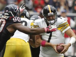 Ben Roethlisberger de los Acereros es atrapado por Mario Williams de los Texanos. REUTERS  /