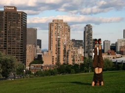 ...Una simulación de los edificios que se elevan detrás de su cuerpo.  /