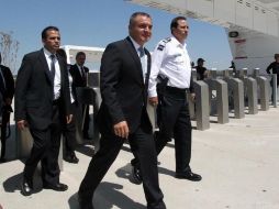 El secretario de Seguridad Pública Federal, Genaro García Luna (centro), asistió hoy al centro de operaciones en Expo Guadalajara.  /