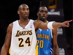 El jugador estadounidense y estrella de la NBA, Kobe Bryant (c), durante un antiguo juego con los Lakers. ARCHIVO  /