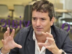 El escritor considera que vivimos dedicados a complacer y a satisfacer a alguien que no existe. EFE  /