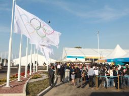 Las banderas del Comité Olímpico y de la Organización Deportiva Panamericana ya ondean en la Villa.  /