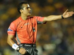 Miguel Angel Flores (I) arbitro central, durante un partido de la sexta jornada del Apertura. MEXSPORT  /