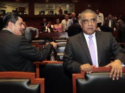 El líder de los legisladores del PRD, Raúl Vargas (der), dijo que no tienen manera de acreditar la solicitud.  /