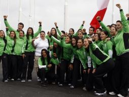 Atletas mexicanos disfrutaron al máximo el izamiento del Lábaro Patrio en la Villa Panamericana. MEXSPORT  /