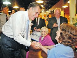 Según revela una encuesta, Romney (foto) aventaja ligeramente al presidente Barack Obama 46-42% en la preferencia electoral. AP  /
