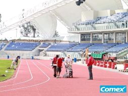 Líneas por trazar, gradas por instalar y la colocación de una de las lonas del techo: pendientes hasta ayer en el Estadio de Atletismo.  /