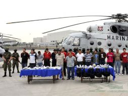 José Luis Vergara, vocero de la Semar, presentó este viernes a los detenidos en el hangar de la dependencia. NOTIMEX  /