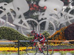 Yannick Eijssen pasa bajo unas estatuas conmemorativas del Tour de Pekín hace unos dias. AP  /