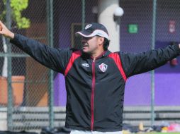 Juan Carlos Chávez dirigirá su tercer partido como timonel rojinegro y busca su primera victoria.  /