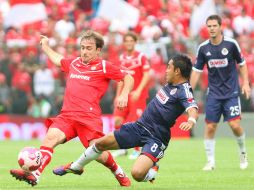 El defensa de Toluca, Martín Romagnoli (i) disputa el balón con Marco Fabián (d) de Chivas, en el juego de la jornada 12. EFE  /